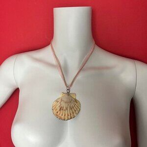 Handmade seashell necklace 💛🩷​​​​​​​